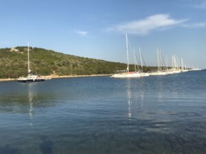La splendida baia di Maripol, nel lato E dell'isola