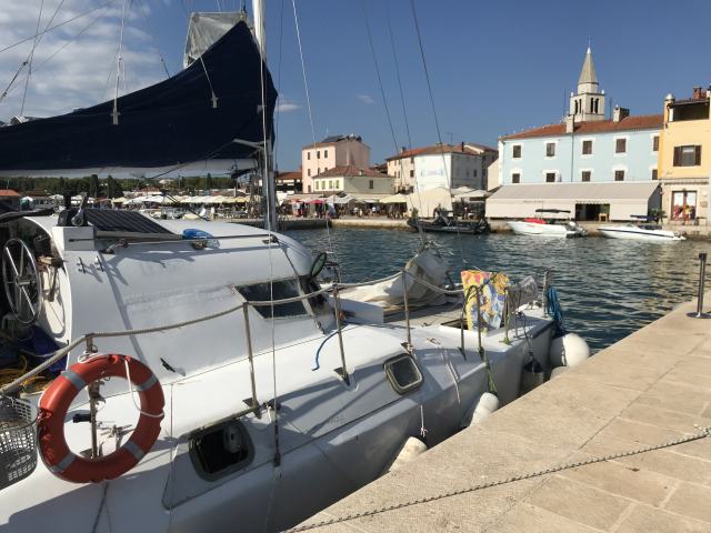 All'ormeggio nel molo di Fasana, bella città veneziana con edifici in pietra d'istria.