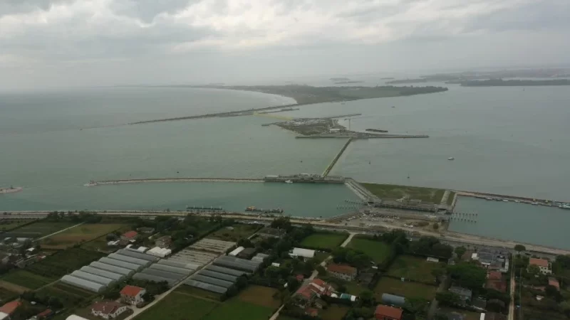 L'opera al Lido ove è stata costruita un'isola artificiale per dividere in due le dighe